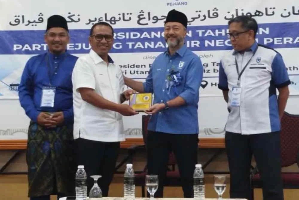 Mukhriz (dua dari kanan) menyampaikan cenderahati kepada Pengerusi Parti Wawasan Negara Negeri Perak, Datuk Zainol Fadzi Paharudin yang hadir ke Persidangan Tahunan Pejuang Negeri Perak 2026 di sebuah hotel pada Ahad.