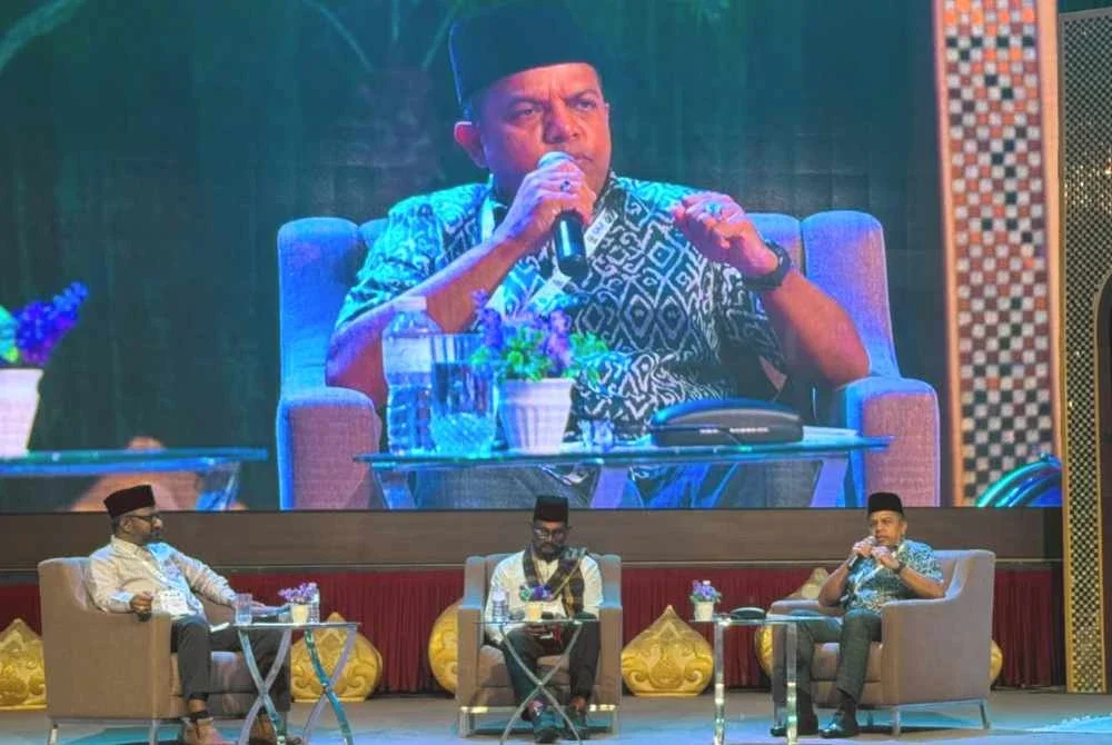 Ayob Khan (kanan) ketika menjadi panel dalam Konvensyen Perdana Ceramah Maulidur Rasul 2026 Siri Ke-6 di Dewan Matrade, Kuala Lumpur pada Ahad.