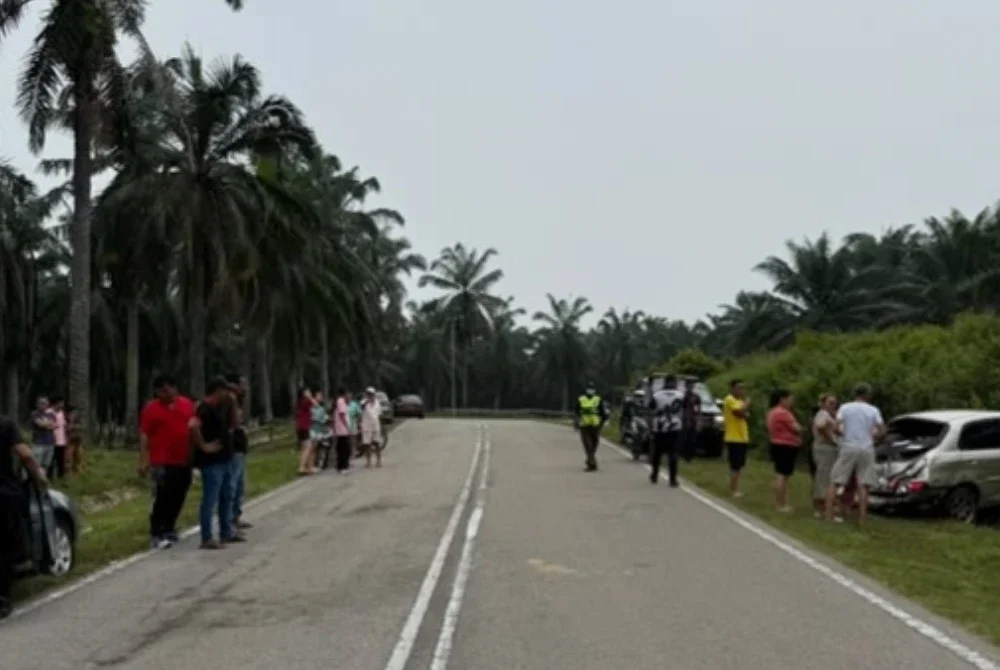 Keadaan di lokasi kemalangan Jalan Mengkarak Station di Bera yang meragut nyawa pemandu OKU.