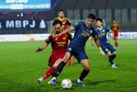 Pemain Penang FC, Muhammad Haqimi Azim Rosli (kanan) mengawal bola dari pemain pasukan Selangor FC ketika beraksi pada perlawanan Liga Super di antara pasukan Selangor FC dan Penamg FC di Stadium Majlis Bandaraya Petaling Jaya (MBPJ) malam ini. Foto: Bernama