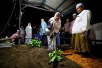 Ahli keluarga menyiram air di pusara pegawai Agensi Kawalan dan Perlindungan Sempadan Malaysia (AKPS), Norhazwani Ibrahim, 35, selepas jenazahnya dikebumikan di Tanah Perkuburan Islam Tanjong, Pengkalan Kubor, awal pagi tadi. - Foto Bernama