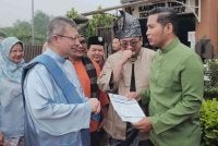 Muhammad Jefri (kanan) menyerahkan borang keahlian Wawasan kepada Saifuddin.