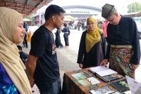Khairudin (kanan) melawat reruai pameran selepas menyempurnakan Himpunan Mahabbah Pendekar Negeri Perak di Dewan Utama Kompleks Belia dan Sukan Negeri Perak di Ipoh pada Ahad.