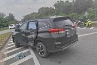 Kenderaan yang terlibat dalam kemalangan. - FOTO: Tular 