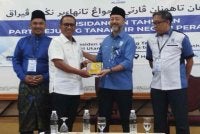 Mukhriz (dua dari kanan) menyampaikan cenderahati kepada Pengerusi Parti Wawasan Negara Negeri Perak, Datuk Zainol Fadzi Paharudin yang hadir ke Persidangan Tahunan Pejuang Negeri Perak 2026 di sebuah hotel pada Ahad.