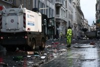 Kakitangan majlis perbandaran membersihkan sisa sampah akibat 'amukan' demonstran di Marseille pada Ahad. Foto AFP