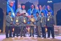Ayob Khan (tengah) menerima cenderahati pada Konvensyen Perdana Ceramah Maulidur Rasul 2026 Siri Ke-6 di Dewan Matrade pada Ahad.