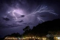 MetMalaysia mengeluarkan amaran ribut petir melibatkan beberapa kawasan di enam negeri dan Wilayah Persekutuan Labuan. Gambar hiasan 