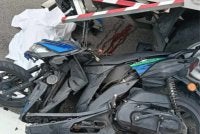 Keadaan motosikal mangsa selepas terlibat dalam kemalangan maut melibatkan lori di Lebuhraya Kuala Lumpur-Seremban pada Ahad. 