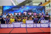 Para penaja, pengurusan, pemain Antlers dan Ismail semasa pelancaran pasukan sempena STL 2026 di Seremban Prima pada Ahad.