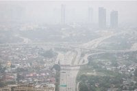 Keadaan jerebu yang menyelubungi ibu negara sehingga menjejaskan jarak penglihatan menyebabkan Menara Berkembar Petronas (KLCC) tidak kelihatan ketika tinjauan pada Ahad. Foto: Bernama
