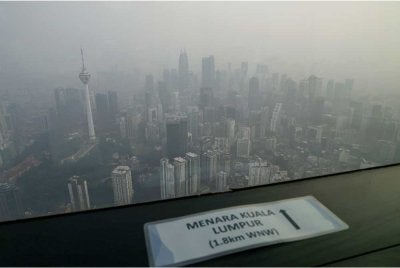Suasana jerebu menyelubungi ibu negara dengan beberapa bangunan pencakar langit kelihatan samar dan menjejaskan jarak pengelihatan ketika tinjauan dari Menara Merdeka 118 lewat akhir-akhir ini. 