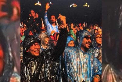 Anwar duduk bersebelahan suami kepada Siti Nurhaliza, Datuk Seri Khalid Mohamad Jiwa.