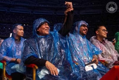 Perdana Menteri Datuk Seri Anwar Ibrahim hadir ke Konsert Tradisional Gema Bumantara anjuran SN Legacy yang berlangsung di TM Stadium Nasional Bukit Jalil malam tadi. Foto FB Anwar Ibrahim