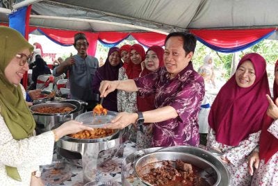 Ahmad (tengah) pada program Jalinan Kasih Sekampung di Kampung Parit Kahar, Pontian.