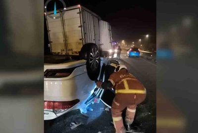 Seorang lelaki maut selepas kereta dipandunya dipercayai melanggar belakang sebuah lori tiga tan dalam kemalangan di Tali Air 10, Pasir Panjang.
