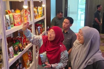 Fuziah melakukan lawatan ke reruai usahawan yang mengambil bahagian sempena Program Akses Peruncitan 2026 di Kuantan. 