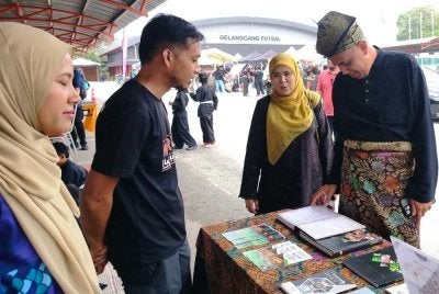 Khairudin (kanan) melawat reruai pameran selepas menyempurnakan Himpunan Mahabbah Pendekar Negeri Perak di Dewan Utama Kompleks Belia dan Sukan Negeri Perak di Ipoh pada Ahad.