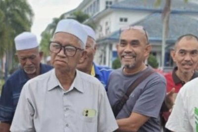 Abbe Hae (dua kanan) mendakwa beliau bersama 15 individu lain ditahan selepas hadir memberi keterangan di IPD Kota Bharu pada Sabtu. Foto FB Abbe Hae