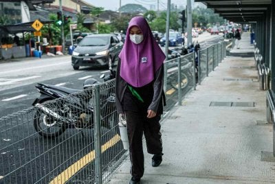 Murid yang hadir ke sekolah digalakkan memakai pelitup muka. Foto fail Bernama 