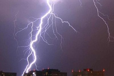 MetMalaysia mengeluarkan amaran ribut petir, hujan lebat dan angin kencang di beberapa kawasan di 10 negeri dan dua Wilayah Persekutuan. Gambar hiasan 