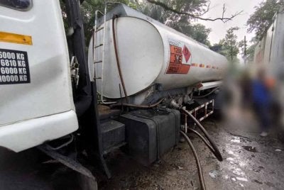 Minyak yang dikumpulkan dibawa dan disimpan di stor haram di Rawang sebelum disedut keluar menggunakan lori tangki untuk dihantar dan dijual kepada pihak industri atau pembeli lain.