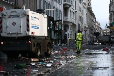 Kakitangan majlis perbandaran membersihkan sisa sampah akibat 'amukan' demonstran di Marseille pada Ahad. Foto AFP