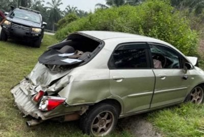 Keadaan kerera dipandu mangsa yang terbabas di Jalan Mengkarak Station di Bera pada Ahad.