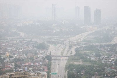 Keadaan jerebu yang menyelubungi ibu negara sehingga menjejaskan jarak penglihatan menyebabkan Menara Berkembar Petronas (KLCC) tidak kelihatan ketika tinjauan pada Ahad. Foto: Bernama
