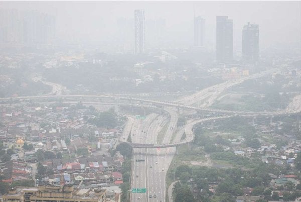 Keadaan jerebu yang menyelubungi ibu negara sehingga menjejaskan jarak penglihatan menyebabkan Menara Berkembar Petronas (KLCC) tidak kelihatan ketika tinjauan pada Ahad. Foto: Bernama
