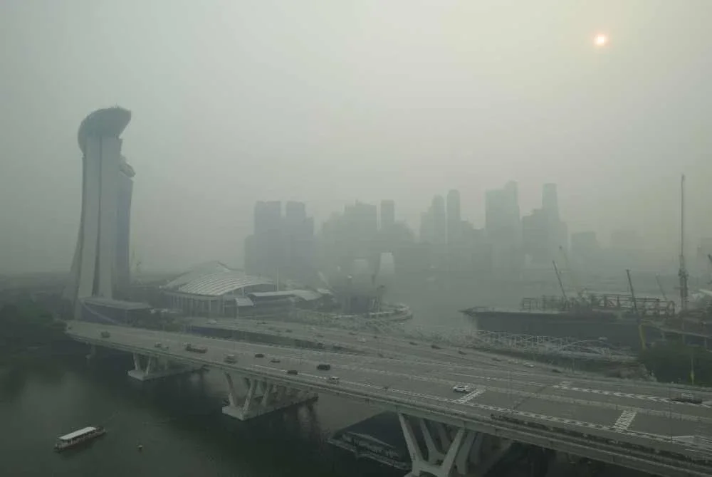 Jerebu toksik terus menyelubungi Singapura dan mencatatkan tahap sangat tidak sihat sehingga Ahad. Foto AFP
