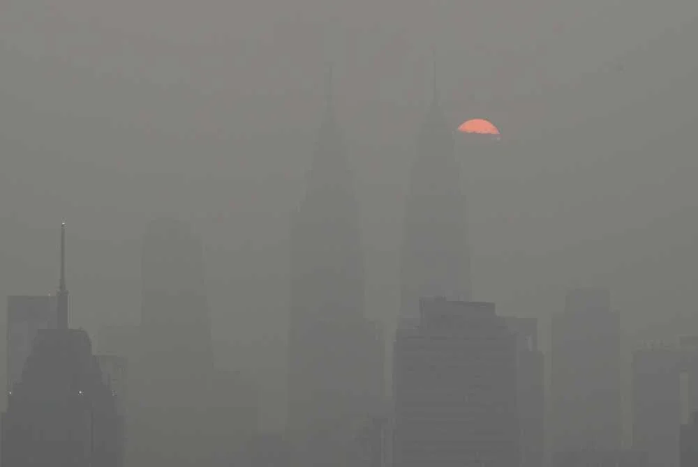 Mercu tanda ikonik Kuala Lumpur, Menara Berkembar Petronas kelihatan samar dalam keadaan berjerebu. Foto AFP