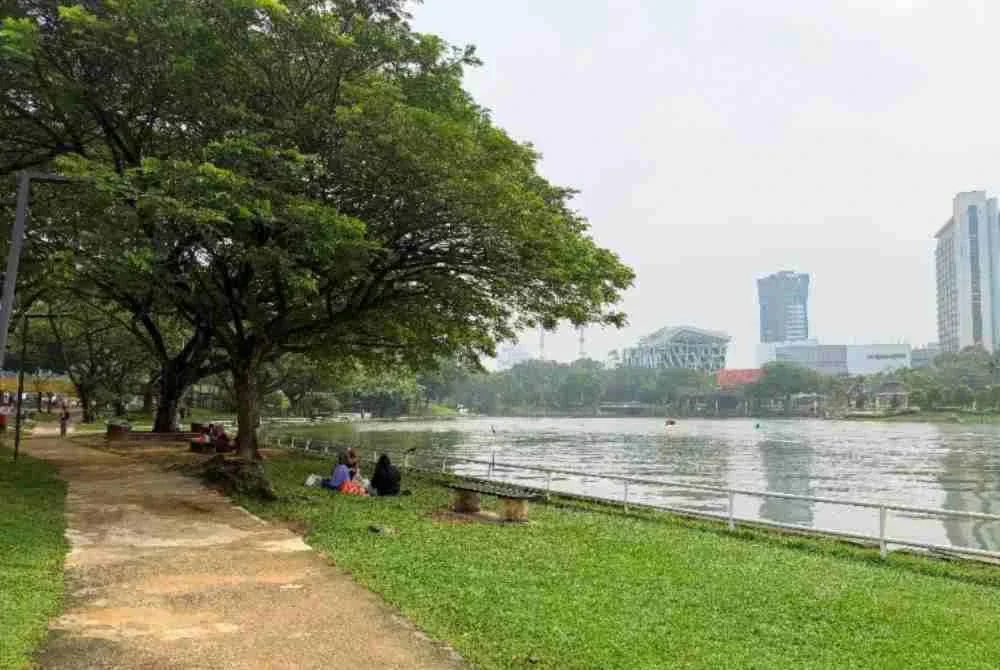Pemandangan di Taman Tasik Shah Alam pada Ahad yang masih dikunjungi orang awam.