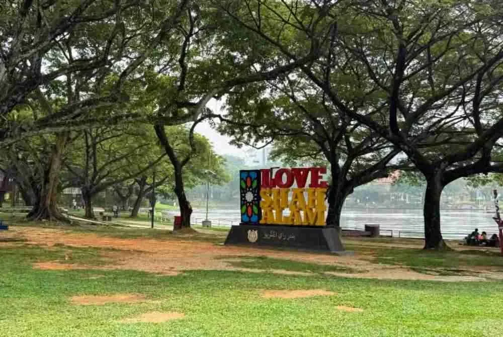Pemandangan sekitar Taman Tasik Shah Alam pada Ahad masih dipenuhi orang awam.