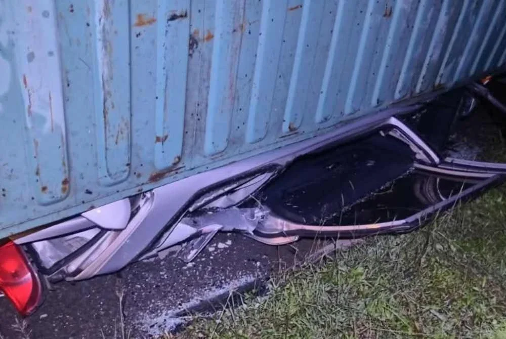 Kemalangan melibatkan sebuah kenderaan pelbagai guna (MPV) jenis Toyota Avanza yang dihempap sebuah kontena.