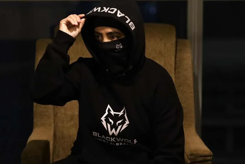 Kemeja taktikal Blackwolf yang menggunakan fabrik poliester serta direka untuk kegunaan dalam cuaca tropika.
