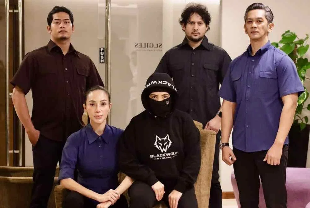 Kemeja taktikal Blackwolf yang menggunakan fabrik poliester serta direka untuk kegunaan dalam cuaca tropika.