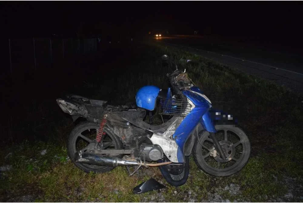 Keadaan motosikal mangsa yang maut dalam kemalangan membabitkan dua motosikal di Kilometer 49, Jalan Gerik–Kuala Kangsar berhampiran Kampung Gelok, Lenggong pada Ahad.