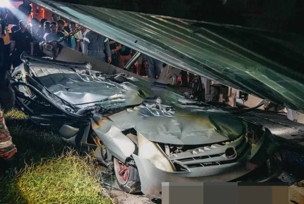 Kontena tersebut dipercayai terjatuh lalu menghempap kereta Toyota Avanza yang dinaiki kedua-dua mangsa ketika melalui kawasan berkenaan.