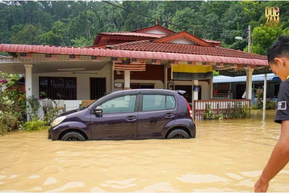 Perodua Myvi yang pernah dinaiki Ozil turut terjejas akibat banjir kilat yang melanda Pulau Pangkor pada Ahad.