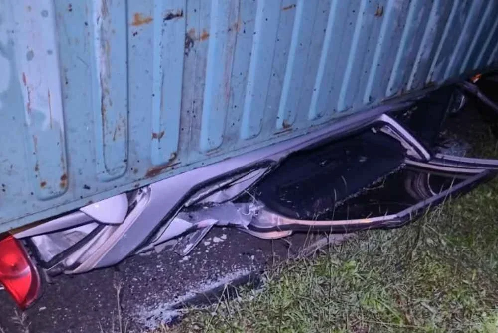 Kenderaan pelbagai guna (MPV) jenis Toyota Avanza dinaiki dua beranak itu dihempap kontena.