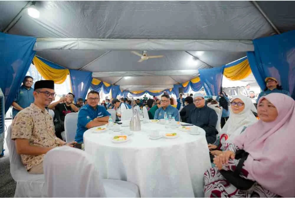 Khairul Anuar (tiga dari kiri) dan Zul Ramli (tiga dari kanan) bersama tetamu kenamaan sempena pembukaan cawangan baharu KAB Gold di Setapak, Kuala Lumpur.