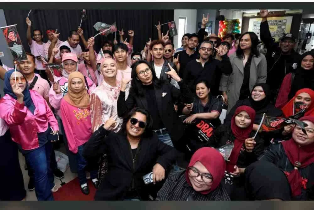 Para peminat merakam gambar kenangan bersama Drama Band serta Asfan Shah & Manusia sempena sidang media konsert di Kuala Lumpur.
