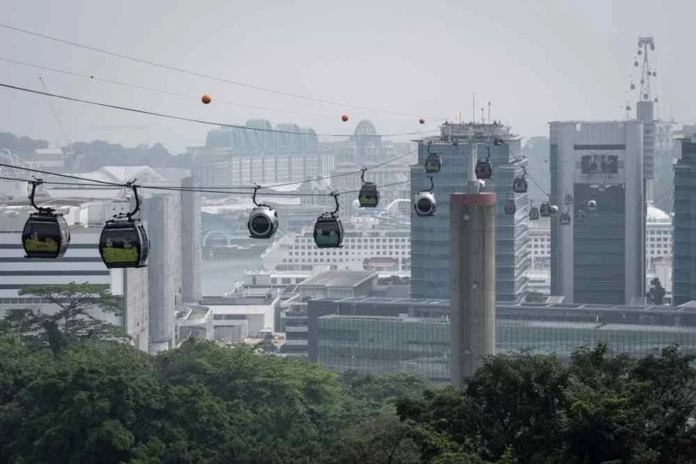 Kawasan sekitar Pulau Sentosa di Singapura masih diselubungi jerebu toksik pada Ahad. - Foto AFP