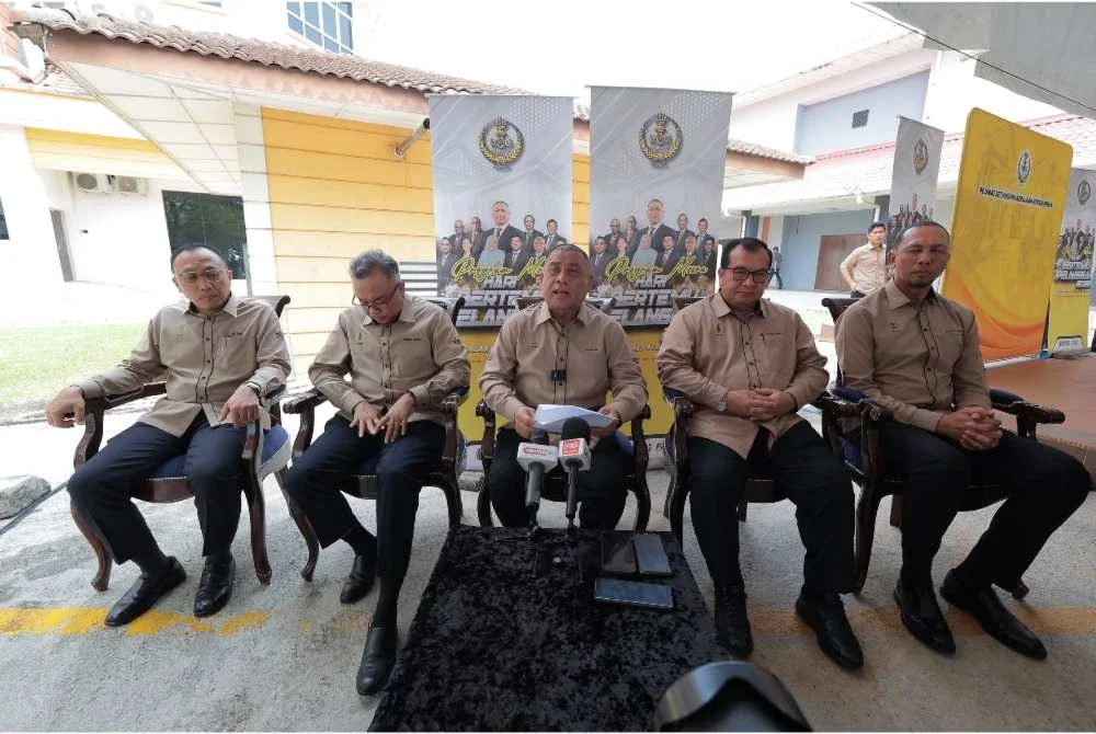 Saarani (tengah) ketika sidang media selepas menghadiri Program Mesra Hari Bertemu Pelanggan Kerajaan Negeri Perak Siri Ketujuh Tahun 2026 di Dewan Seri Tanjong, Majlis Daerah Tanjung Malim pada Isnin.