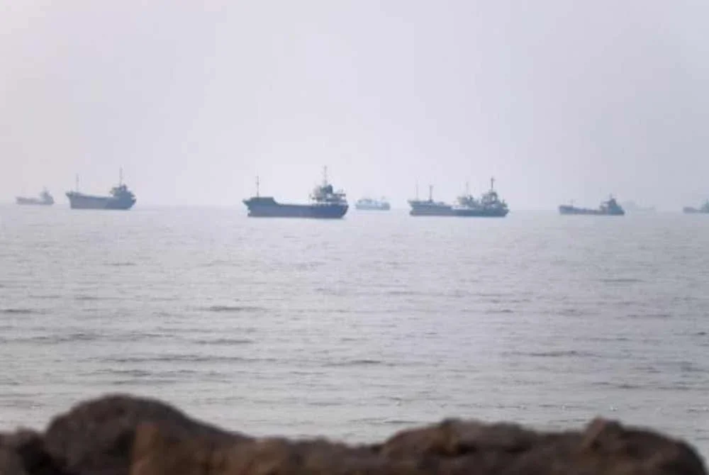 Tentera Laut IRGC menegaskan kapal yang melalui Selat Hormuz dan perairan sekitarnya akan dikenakan tindakan keras dan tegas sekiranya mematikan sistem navigasi dan pengenalan masing-masing. Foto Agensi
