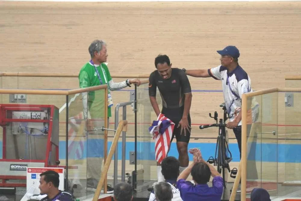 Zuhairie yang bertanding dalam kategori C5 mempamerkan kayuhan bertenaga untuk mencatatkan masa terpantas 1 minit 05.361 saat, sekali gus mengesahkan kedudukan di podium tertinggi. Foto FB Taufiq Johari