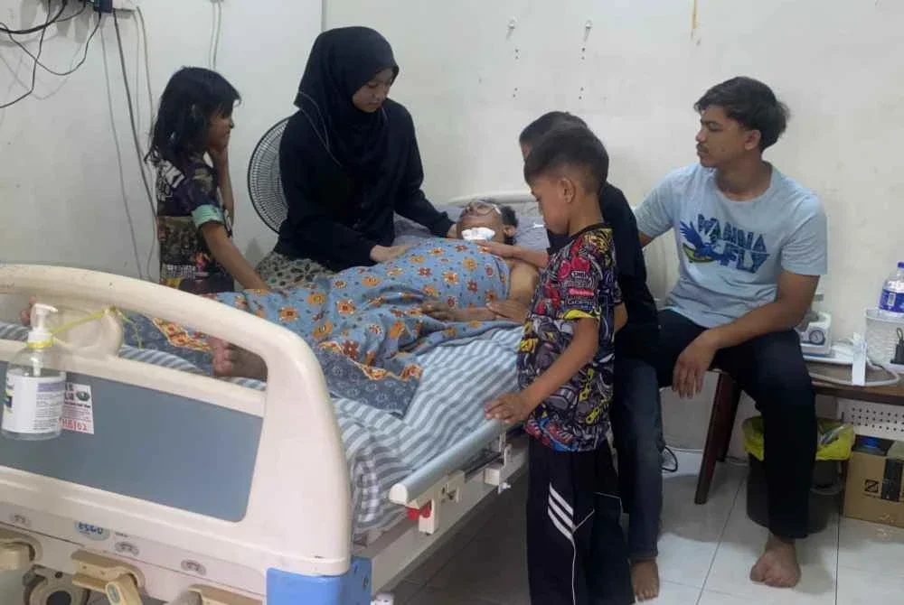 Siti Aliyaa Hani perlu menjaga suaminya yang memerlukan susu khas setiap tiga jam serta bantuan untuk membuang kahak dengan kerap.