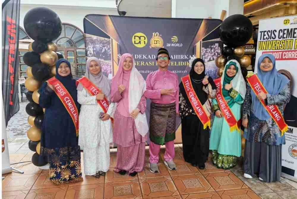 Mohd. Khairul Nizam (tengah) bersama para pelajar cemerlang sempena Sedekad Bersama Dr Roket di Kuala Lumpur.