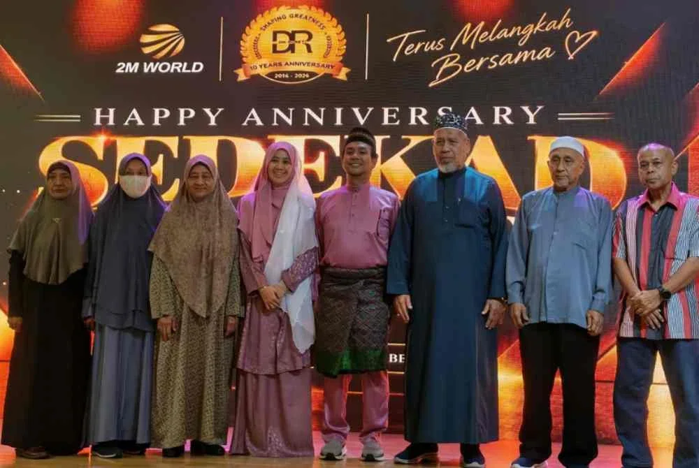 Mohd. Khairul Nizam (empat dari kanan) bersama ahli keluarga sempena ulang tahun ke-10 2M World pada program Sedekad Bersama Dr Roket di Kuala Lumpur.